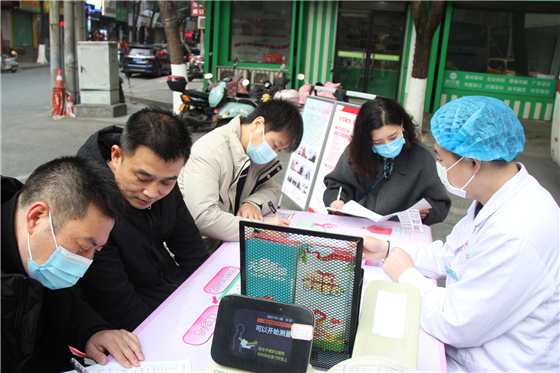 用熱血為冬日儲備一份溫暖 ——漢濱區(qū)委區(qū)政府組織開展冬季應(yīng)急獻(xiàn)血活動