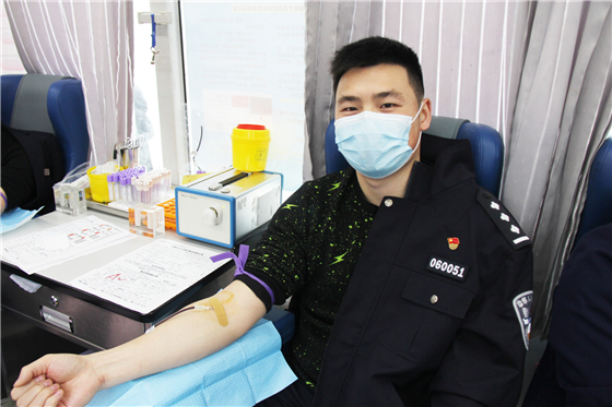 人民警察一心為民，捋袖捐血鐵血柔情——安康市公安局積極開展冬季獻(xiàn)血活動