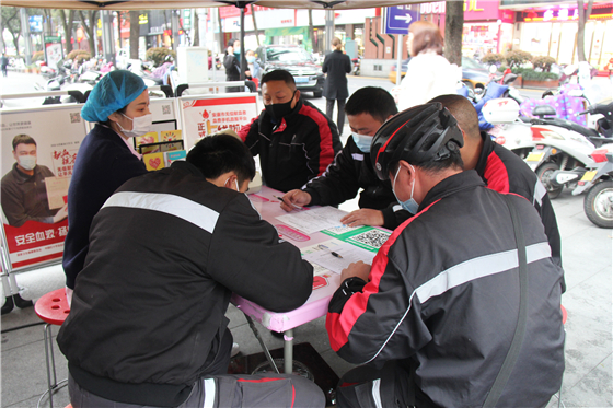 “輸送”熱血 回饋社會(huì) ——順豐速運(yùn)有限公司安康區(qū)員工積極參與無償獻(xiàn)血活動(dòng)