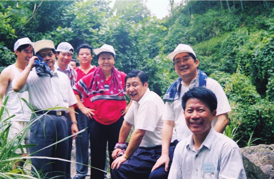 1999年6月，習(xí)近平在福州森林公園參加紀(jì)念毛主席“發(fā)展體育運(yùn)動(dòng)，增強(qiáng)人民體質(zhì)”題詞47周年登山健身活動(dòng)。（圖片來源：《習(xí)近平在福建（下冊）》